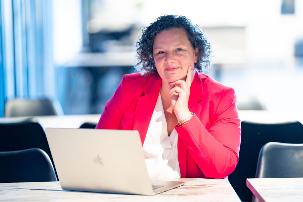 Nicole achter de laptop