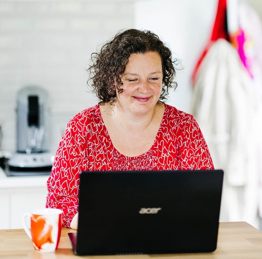 Nicole Schlösser Boek Nicole achter de laptop in haar tiny house, schrijvend aan haar boek