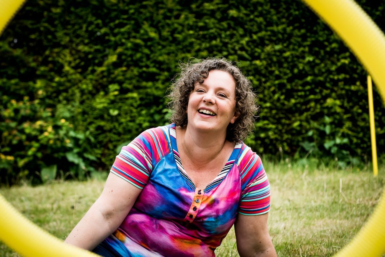 Nicole Schlösser op een podium voor een zaal met mensen, met achter haar een presentatie op een groot scherm.