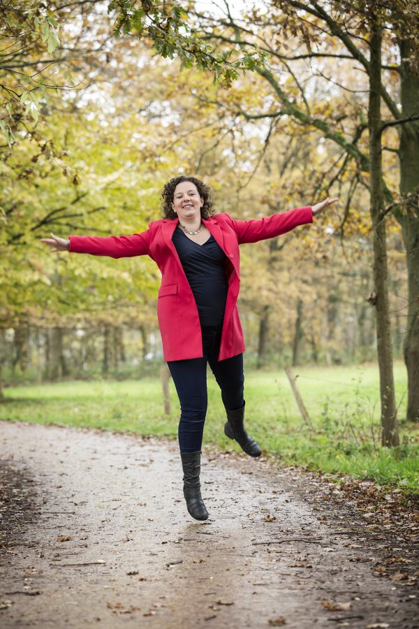 Nicole Schlösser Nicole achter de laptop