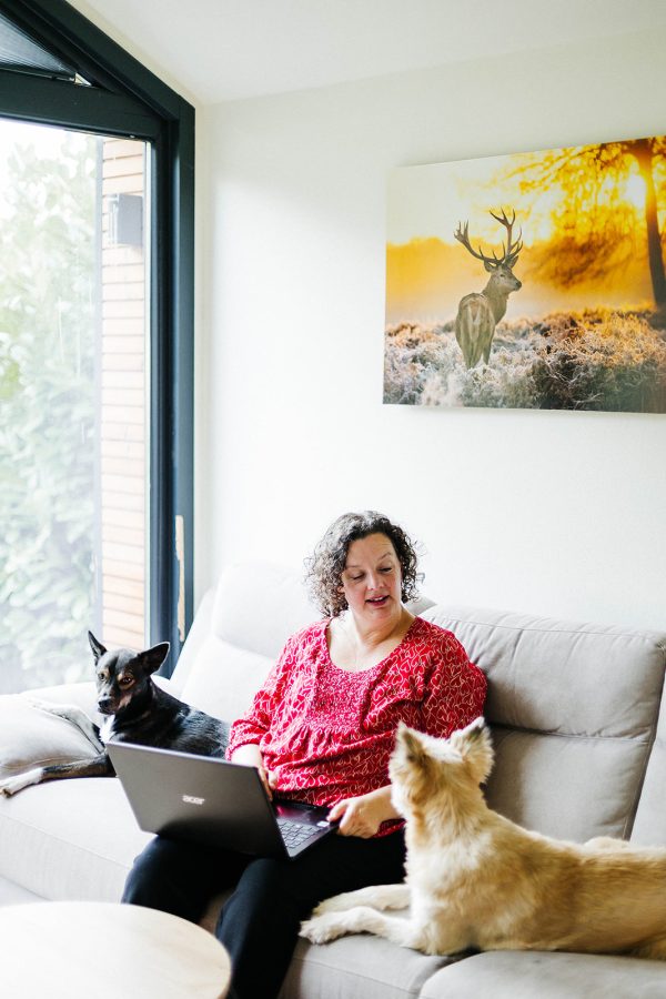 Nicole achter de laptop